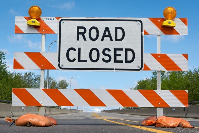 Panneau de section de route fermée.