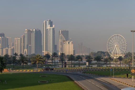 Skyline de Charjah avec la Roue de Ferris à Qasba.