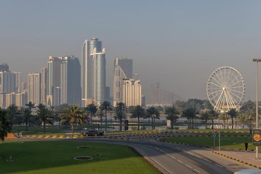 Skyline de Charjah avec la Roue de Ferris à Qasba.