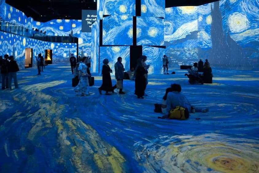 La projection artistique grandiose à l'exposition Van Gogh.
