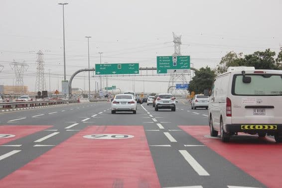 Une section de la rue Al Rebat marquée en rouge pour avertir les conducteurs.