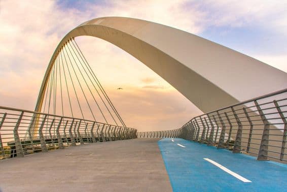Pont de la Tolérance à Dubaï avec vue sur le coucher de soleil.
