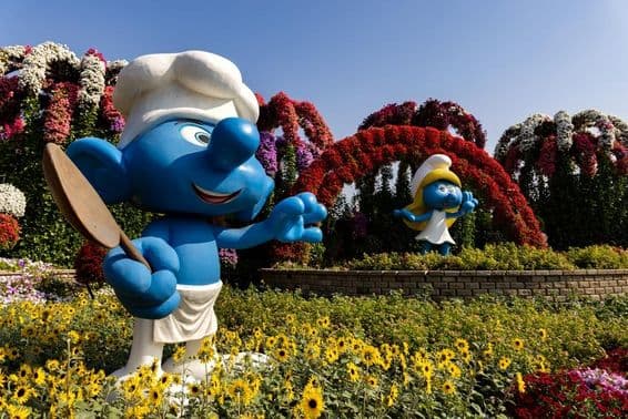 Figurines taille réelle des Schtroumpfs dans des fleurs colorées au Dubai Miracle Garden.