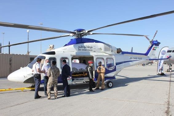 Hélicoptère de la police d'Abu Dhabi à l'Airshow de Dubaï 2021 à l'aéroport de Dubai World Central.