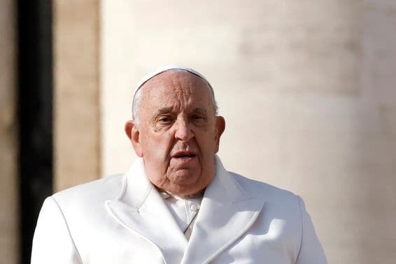Le Pape François quitte après l'audience générale hebdomadaire sur la place Saint-Pierre du Vatican.