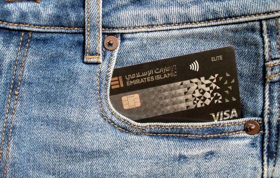 Carte de crédit Visa en plastique de la banque Emirates Islamic.