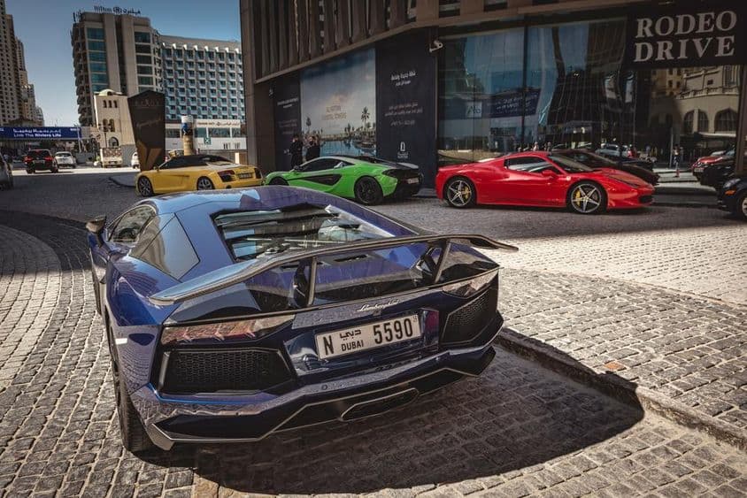 Lamborghini Aventador bleue disponible à la location à Dubaï.
