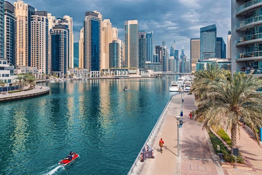 Quartier de Dubai Marina avec gratte-ciel et propriétés commerciales et résidentielles.