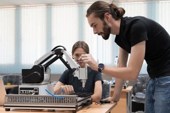 Robot IA dans un laboratoire d'automatisation et de robotique.