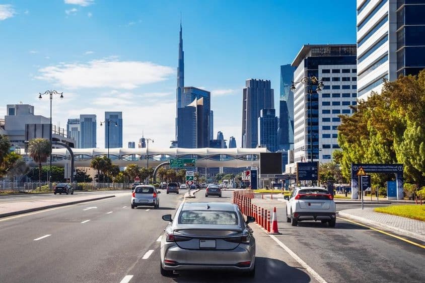 Taxi dans la ville de Dubaï sur les rues urbaines.