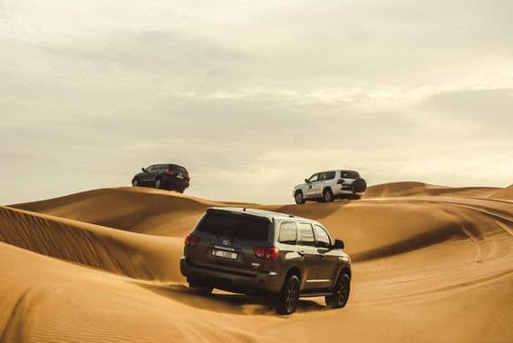 Véhicules 4x4 sur les dunes du désert de Dubaï.