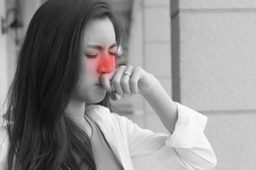 Jeune femme asiatique adulte souffrant de grippe.