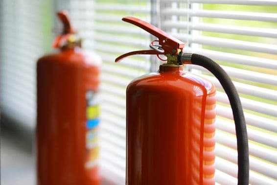 Extincteur accessible en cas d'incendie.