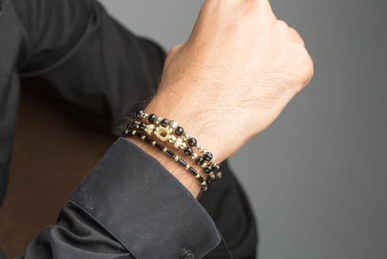 Bracelet en or pour homme au poignet.