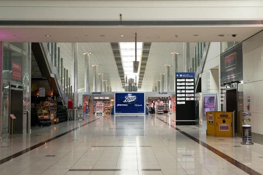 Vue intérieure de l'aéroport international de Dubaï.