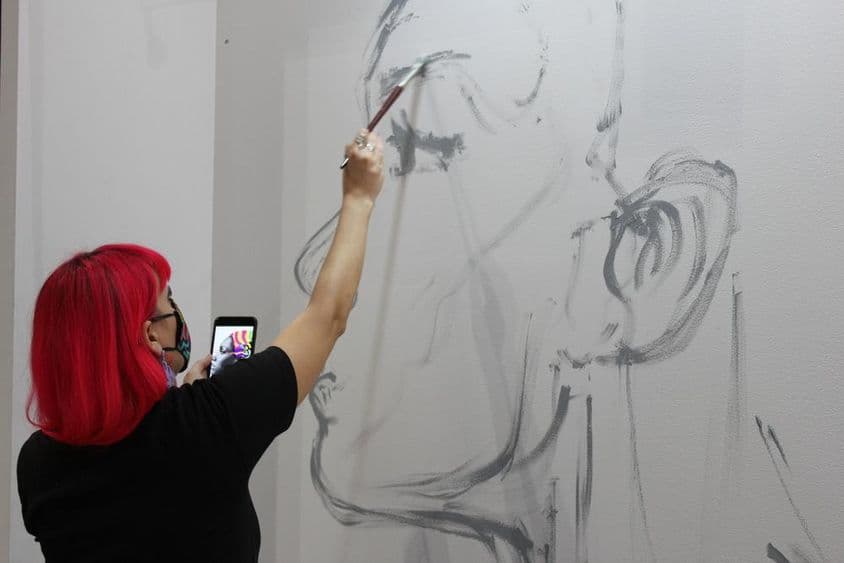 Artiste travaillant à la foire artistique 'World Art Dubai'.