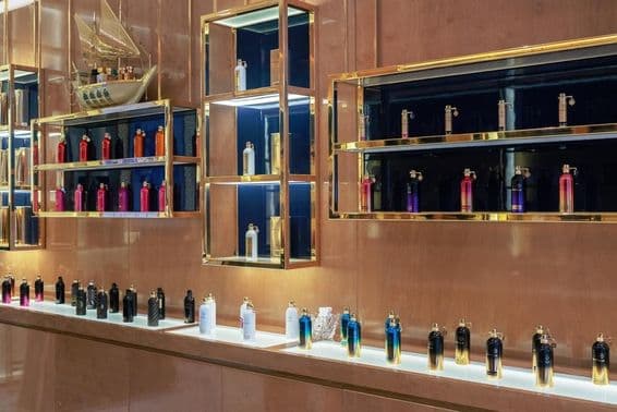 Centre commercial de Dubaï – Parfums de luxe et huiles exposés.