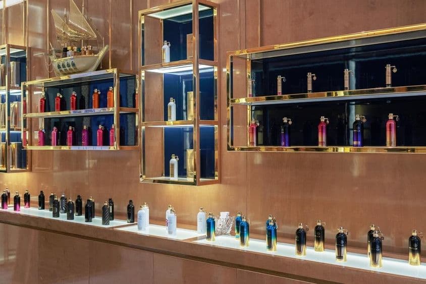 Centre commercial de Dubaï – Parfums de luxe et huiles exposés.