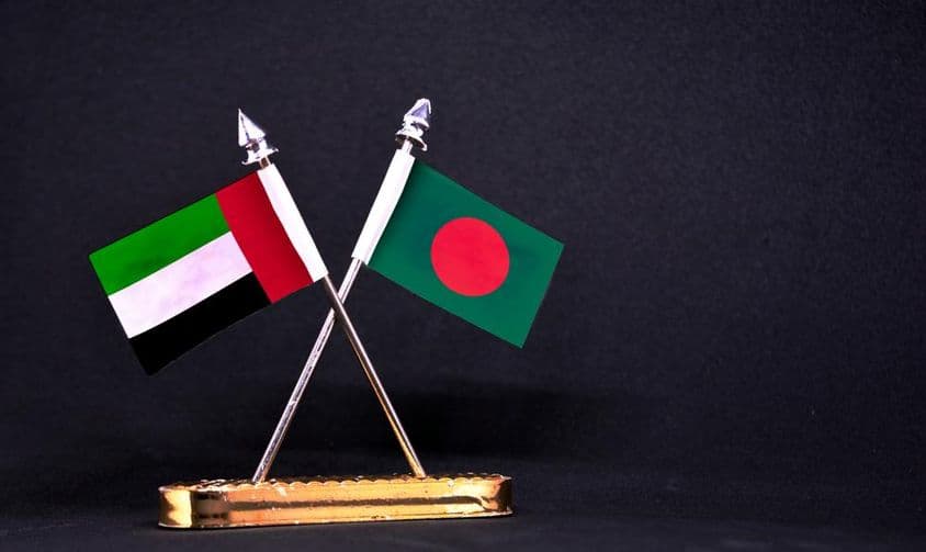 Drapeaux de table des Émirats Arabes Unis et du Bangladesh.