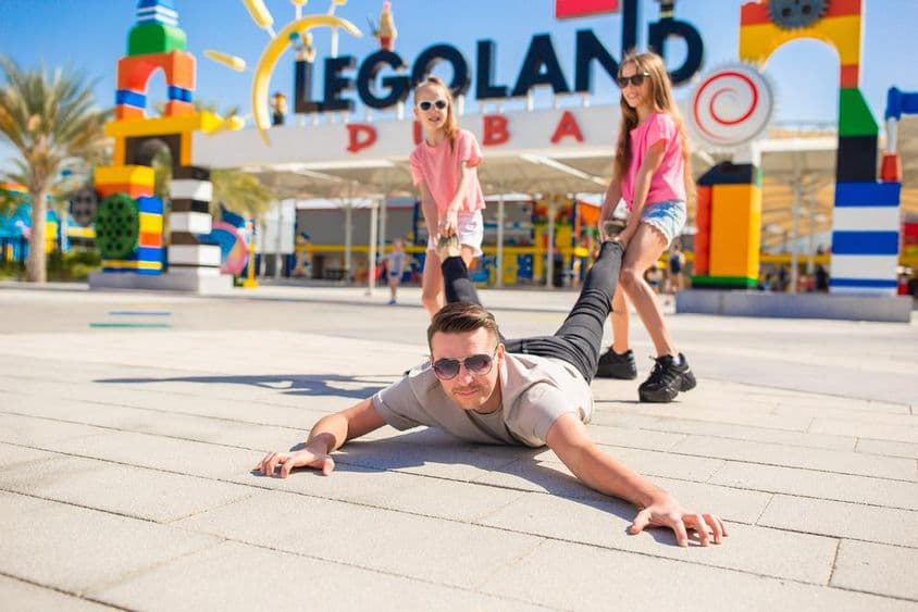 Famille heureuse avec père et enfants à Legoland Dubaï.