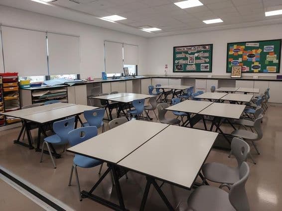 Salle de classe vide avec chaises et bureaux à l'université.