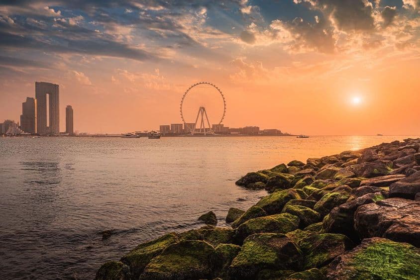 Coucher de soleil sur Blue Waters Island avec la célèbre grande roue Dubai Eye.