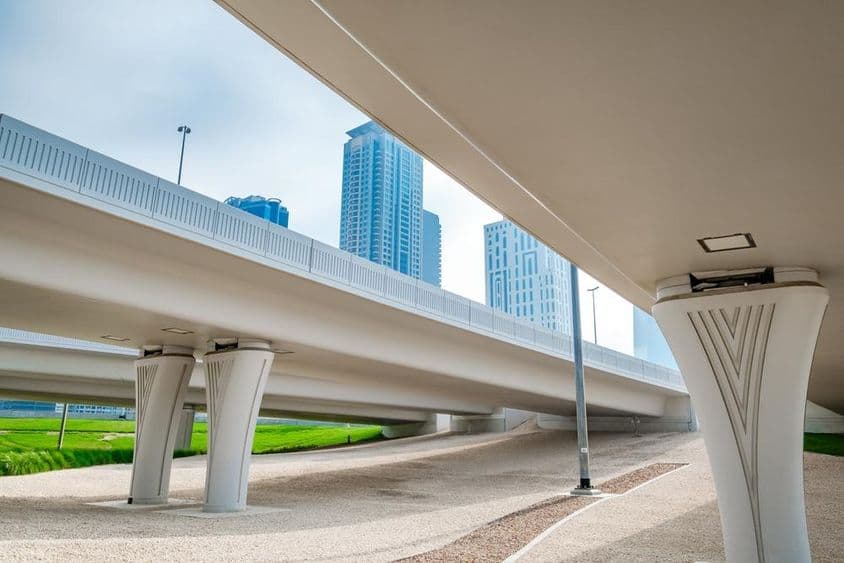 Échangeur et ponts de Dubaï à un carrefour de transport.