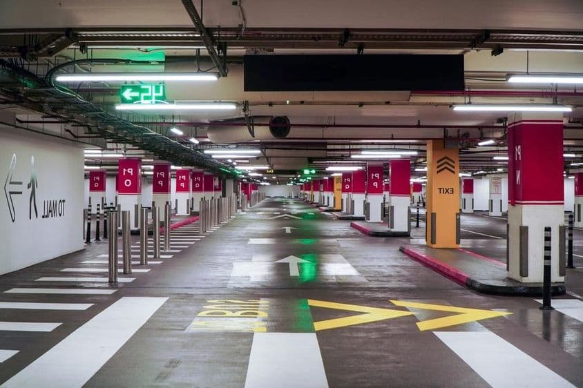 Image de garage moderne, spacieux et vide à Dubaï.