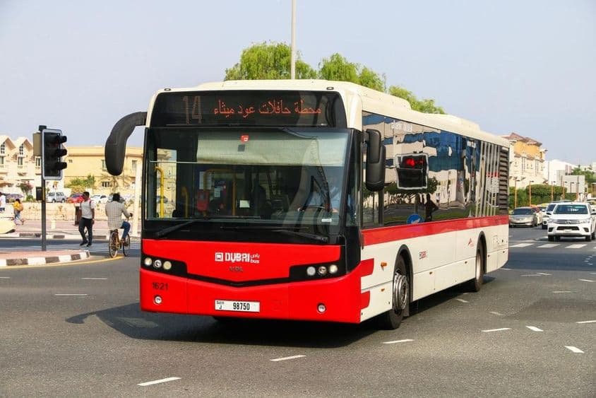 Bus rouge de Dubaï sur la rue.