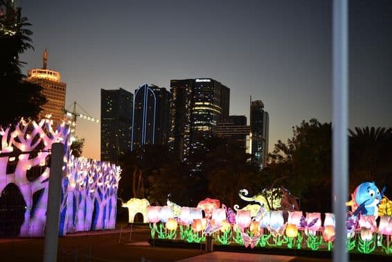 Le Dubai Garden est un parc mettant en vedette des spectacles de lumières éblouissants et des sculptures artisanales.