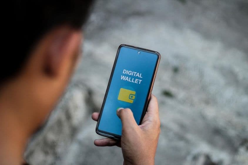 Interface d'application de portefeuille numérique sur un écran de smartphone.