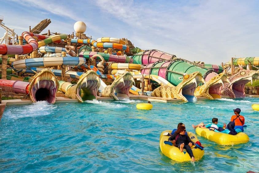 Toboggans sinueux au parc aquatique Yas Waterworld.
