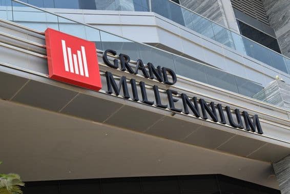 Façade de l'Hôtel Grand Millennium.
