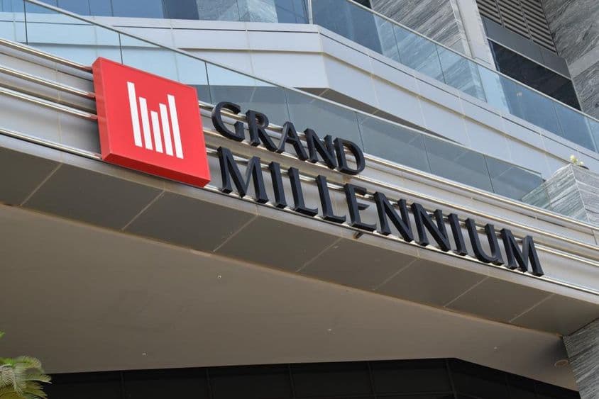 Façade de l'Hôtel Grand Millennium.