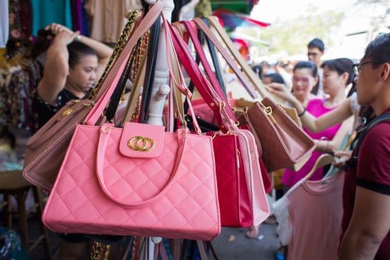 Faux sacs à main exposés au marché de Jatujak ou Chatuchak.