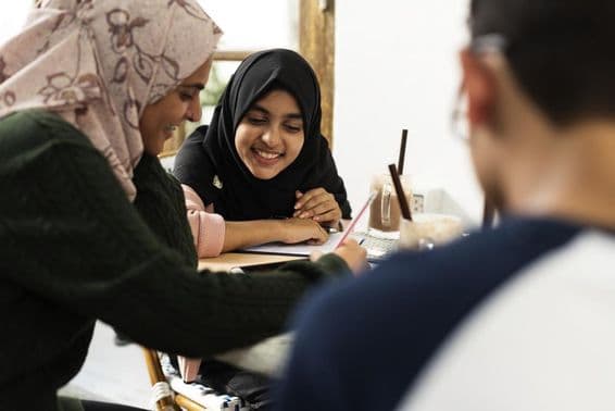 Un groupe d'étudiants musulmans dans une université à Dubaï.