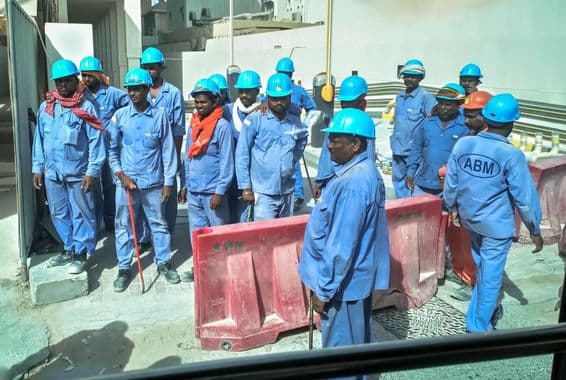 Travailleurs asiatiques à Dubaï sur un chantier de construction.