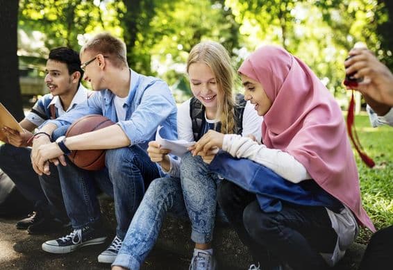 Un groupe d'adolescents diversifiés à Dubaï.