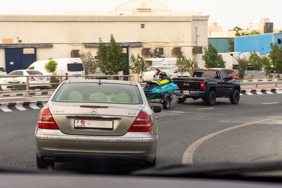Des voitures sur l'autoroute dans la ville de Sharjah.