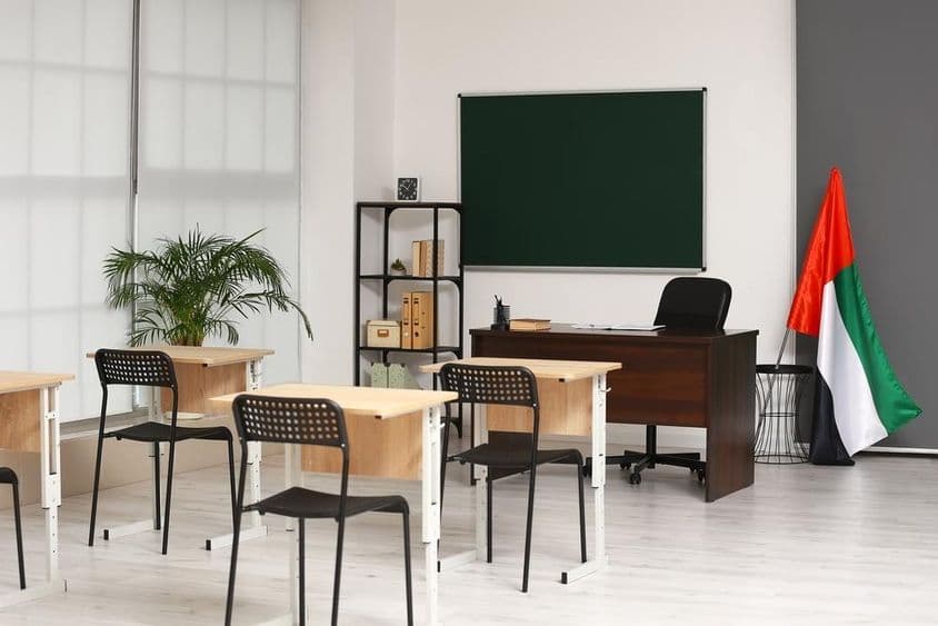 Intérieur d'une salle de classe avec le drapeau des Émirats Arabes Unis.