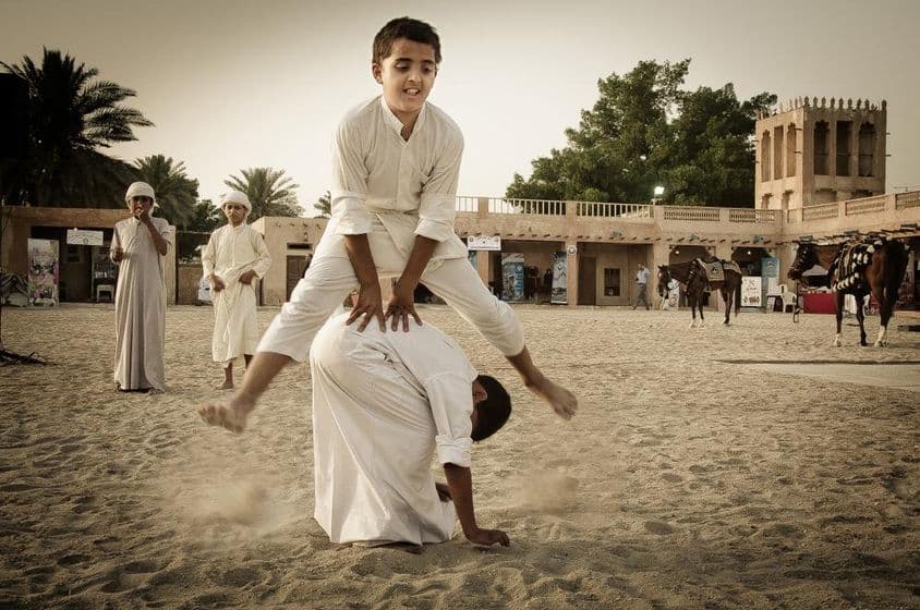 Des enfants jouant à des jeux populaires.
