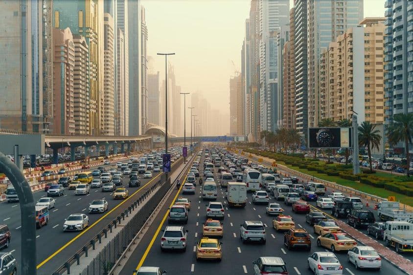 Embouteillage dans le centre-ville de Dubaï parmi les gratte-ciels.