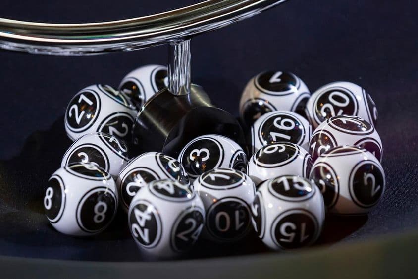 Balles de loto dans une sphère en mouvement.