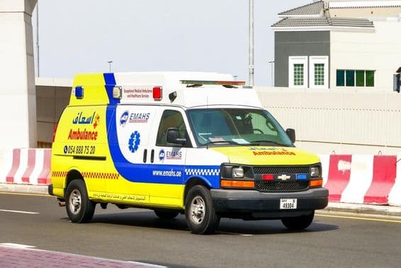 Dubaï, ambulance Chevrolet Express dans une rue de la ville.