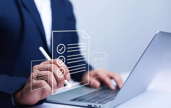 Homme d'affaires utilisant une signature électronique sans papier.