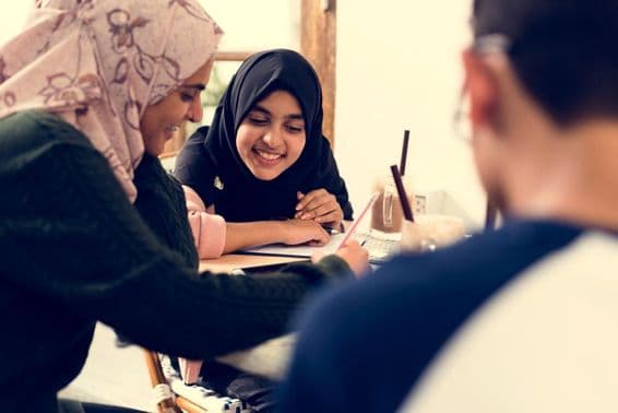 Étudiants travaillant ensemble sur des devoirs.