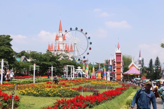 Grande roue et un château Disney.