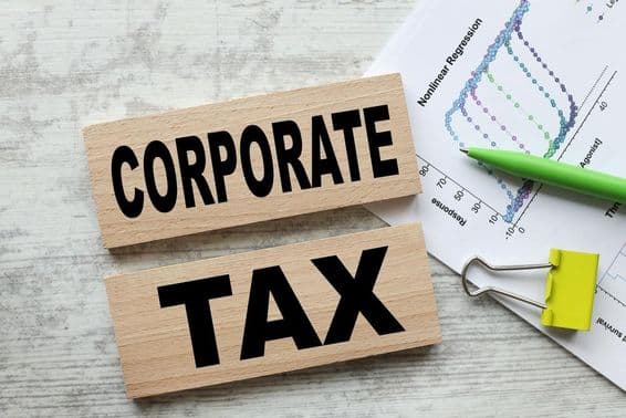 Impôt sur les sociétés sur deux cubes en bois.