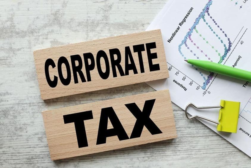 Impôt sur les sociétés sur deux cubes en bois.