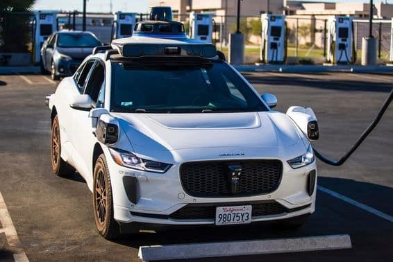 Une voiture électrique Jaguar I-PACE autonome de Waymo.